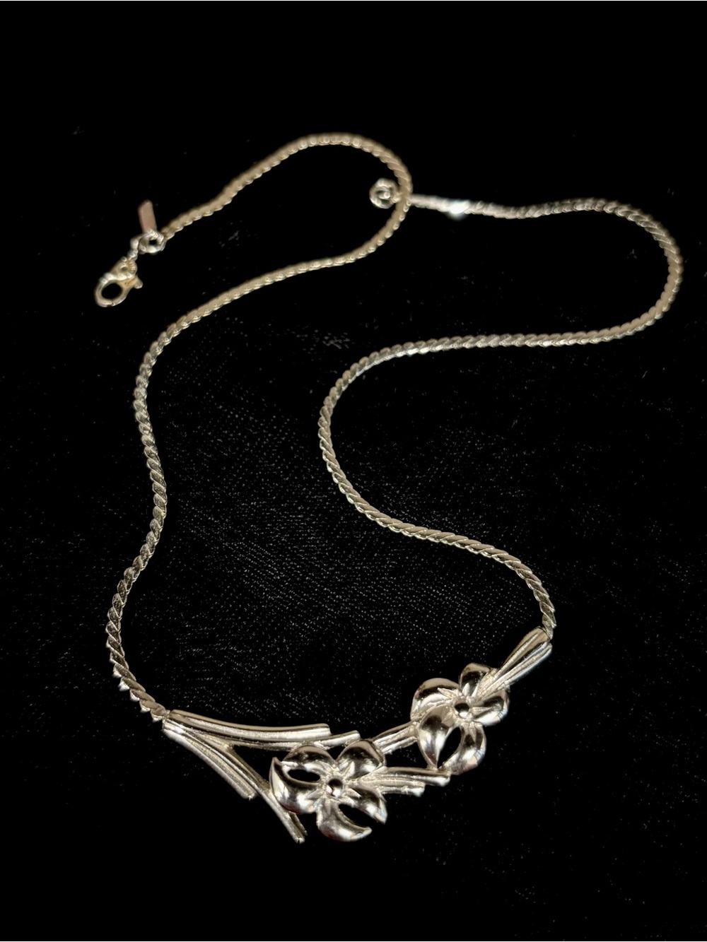 Vintage MONET Silver tone Herringbone chain  flowers bar pendant 7” LIKE NEW